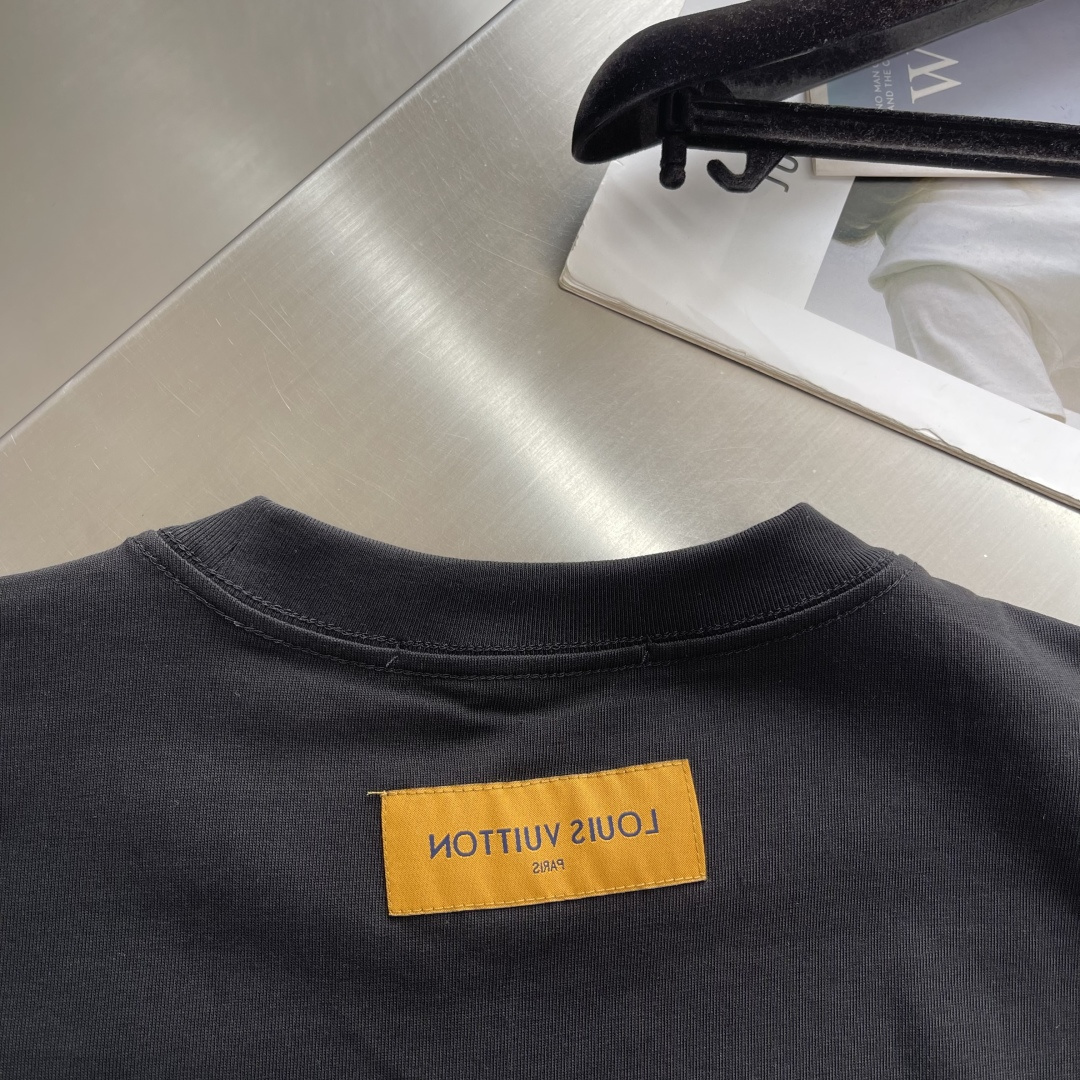 -驴牌 2026春夏新款短袖圆领T恤。高端订制 设计前卫时尚！品牌logo重工艺设计 高端定制精棉面料.