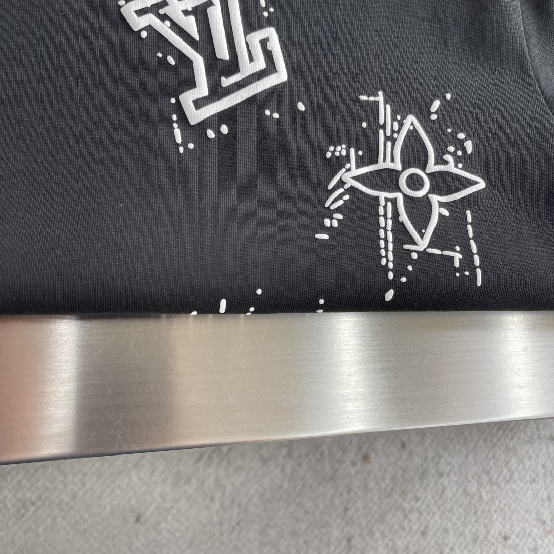 -驴牌 2026春夏新款短袖圆领T恤。高端订制 设计前卫时尚！品牌logo重工艺设计 高端定制精棉面料.