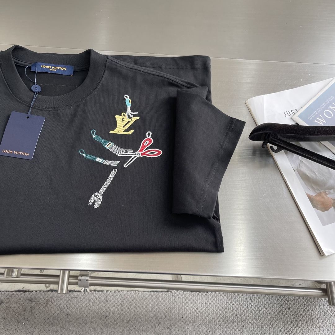 -驴牌 2026春夏新款短袖圆领T恤。高端订制 设计前卫时尚！品牌logo重工艺设计 高端定制精棉面料.