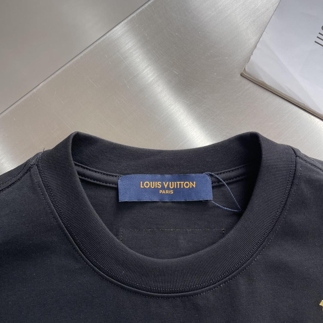 -驴牌 2026春夏新款短袖圆领T恤。高端订制 设计前卫时尚！品牌logo重工艺设计 高端定制精棉面料.