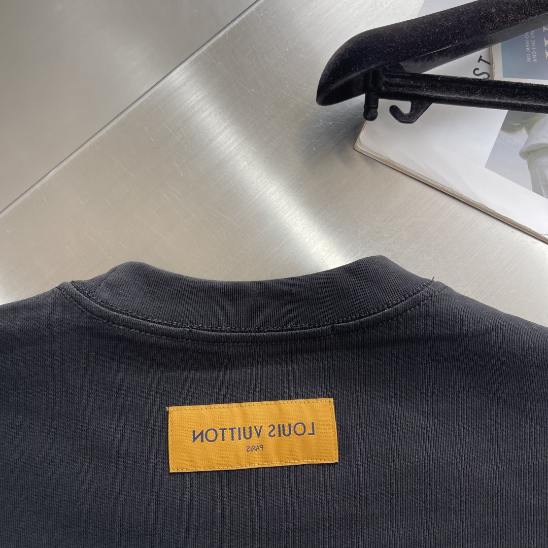 -驴牌 2026春夏新款短袖圆领T恤。高端订制 设计前卫时尚！品牌logo重工艺设计 高端定制精棉面料.