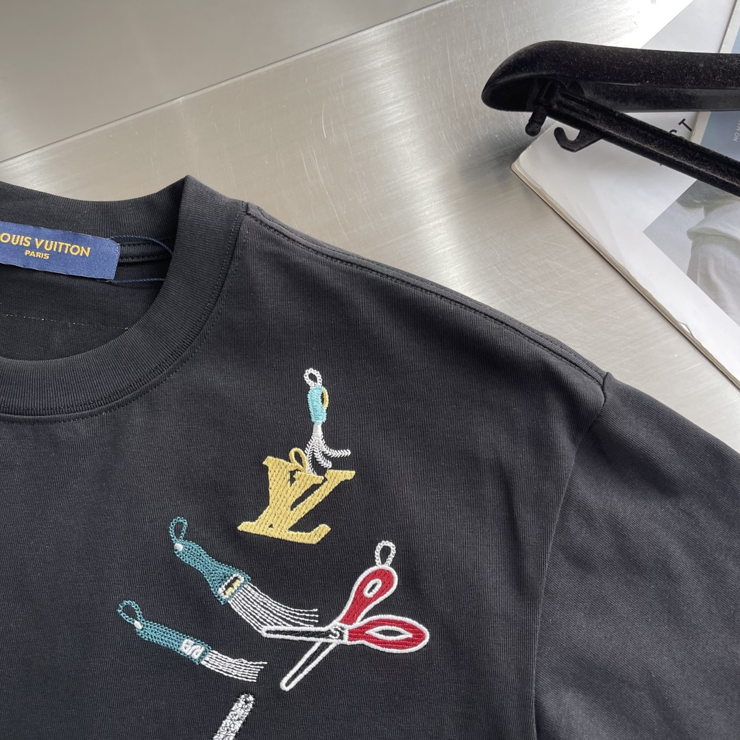 -驴牌 2026春夏新款短袖圆领T恤。高端订制 设计前卫时尚！品牌logo重工艺设计 高端定制精棉面料.