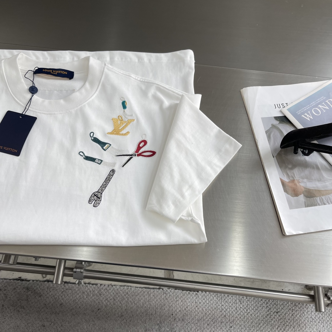 -驴牌 2026春夏新款短袖圆领T恤。高端订制 设计前卫时尚！品牌logo重工艺设计 高端定制精棉面料.