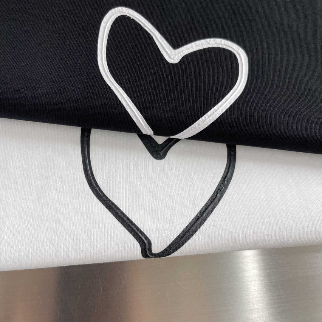 -Balenciag 爱心T恤。双纱32支260克，原版开发定织面料工艺洗水处理 厚实感十足 质感区别市