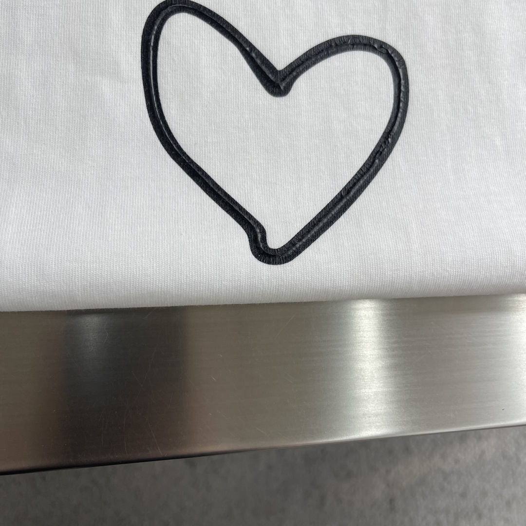 -Balenciag 爱心T恤。双纱32支260克，原版开发定织面料工艺洗水处理 厚实感十足 质感区别市