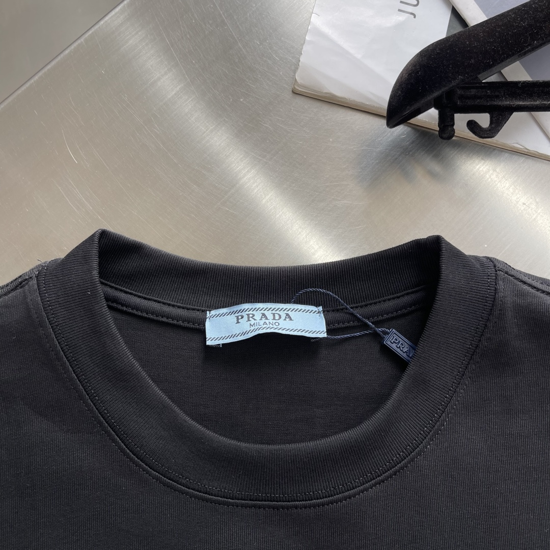 -PRAD 2026ss夏装最新系列图案logo短袖T恤。必须人手一件的节奏！进口顶极精梳棉面料，极为亲