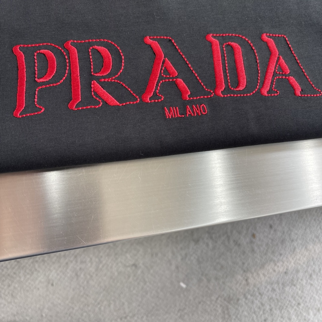 -PRAD 2026ss夏装最新系列图案logo短袖T恤。必须人手一件的节奏！进口顶极精梳棉面料，极为亲