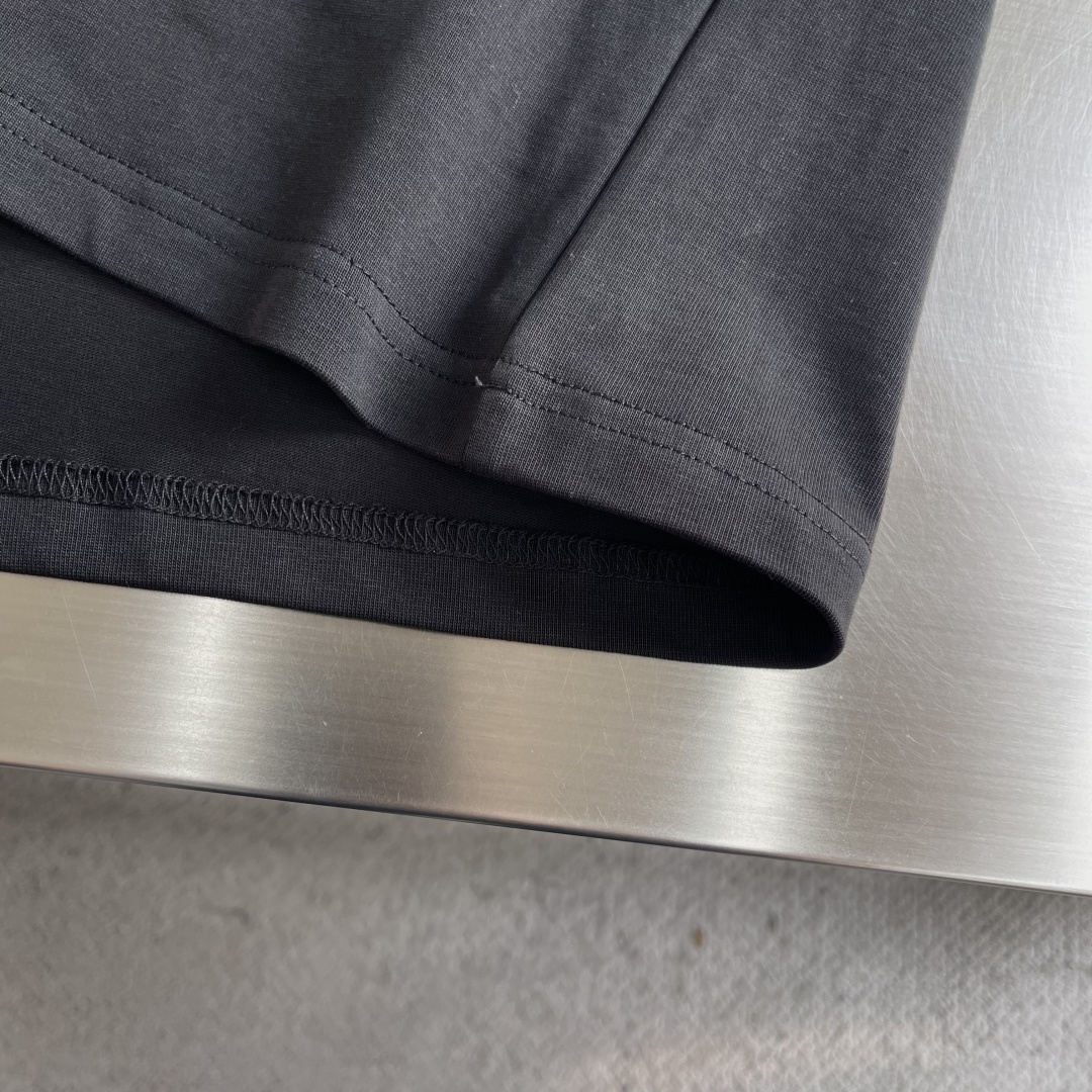 -PRAD 2026ss夏装最新系列图案logo短袖T恤。必须人手一件的节奏！进口顶极精梳棉面料，极为亲