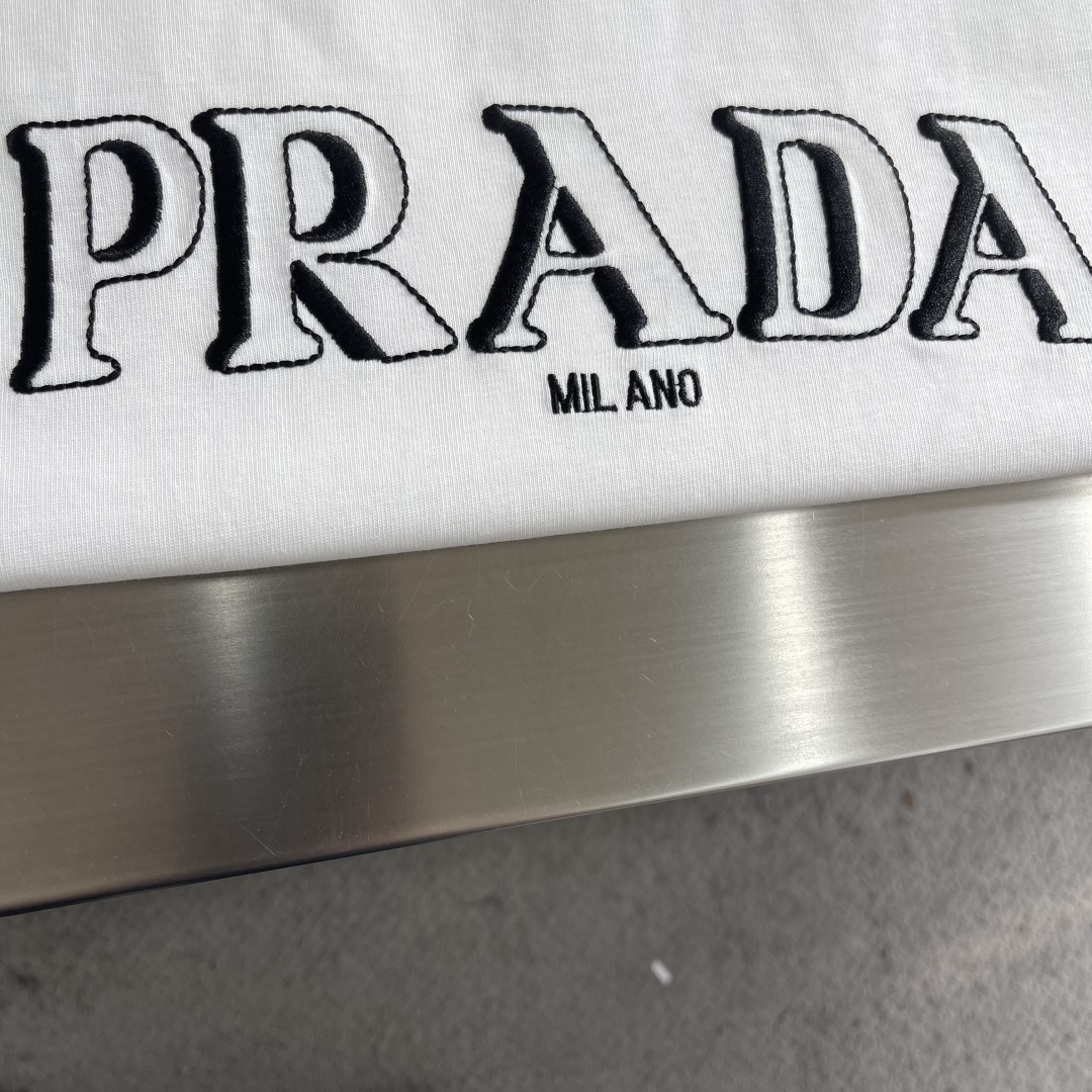 -PRAD 2026ss夏装最新系列图案logo短袖T恤。必须人手一件的节奏！进口顶极精梳棉面料，极为亲