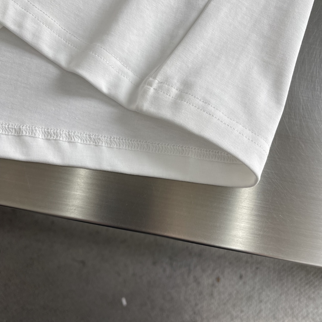 -PRAD 2026ss夏装最新系列图案logo短袖T恤。必须人手一件的节奏！进口顶极精梳棉面料，极为亲