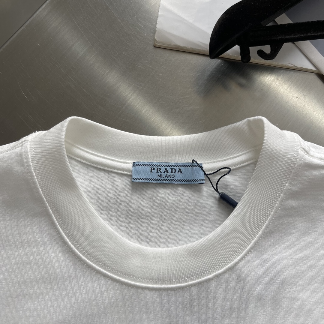 -PRAD 2026ss夏装最新系列图案logo短袖T恤。必须人手一件的节奏！进口顶极精梳棉面料，极为亲