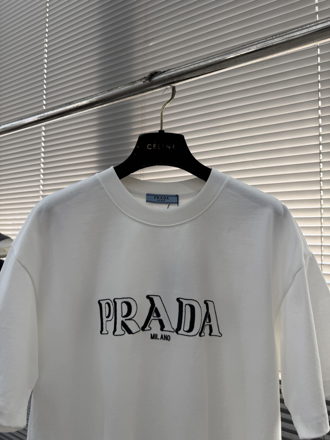 -PRAD 2026ss夏装最新系列图案logo短袖T恤。必须人手一件的节奏！进口顶极精梳棉面料，极为亲