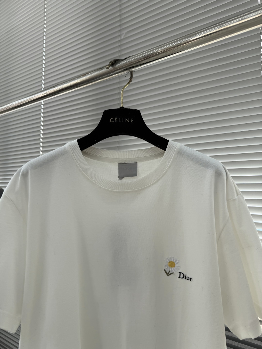 -Dio 新款白色棉质平纹针织面料雏菊刺绣T恤这款T恤是二零二六夏季男装系列新品，致敬Dio 先生对花朵