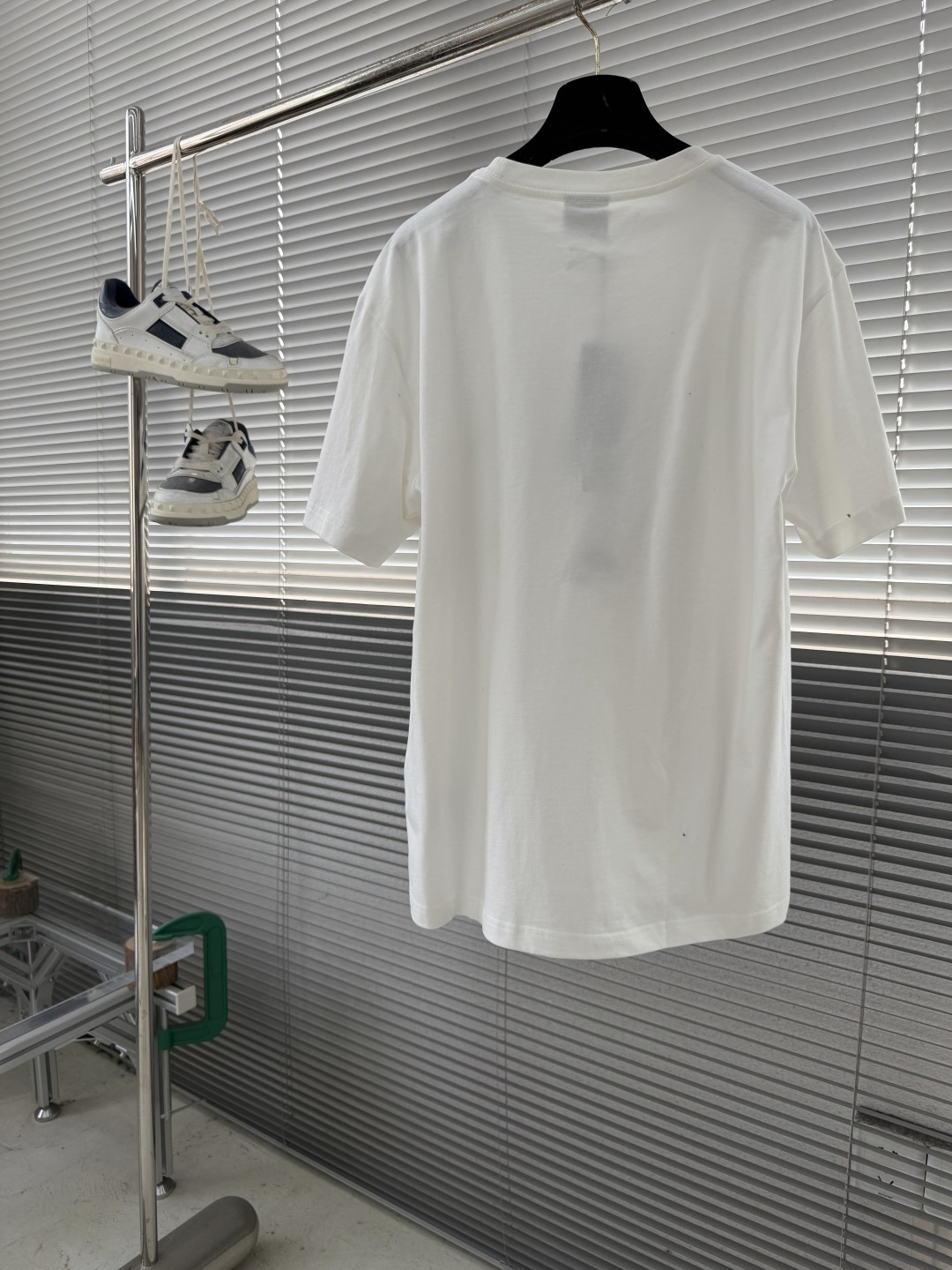 -Dio 新款白色棉质平纹针织面料雏菊刺绣T恤这款T恤是二零二六夏季男装系列新品，致敬Dio 先生对花朵