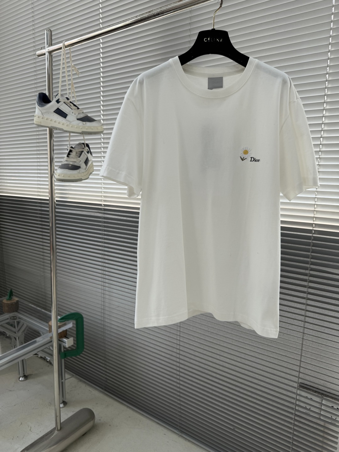 -Dio 新款白色棉质平纹针织面料雏菊刺绣T恤这款T恤是二零二六夏季男装系列新品，致敬Dio 先生对花朵