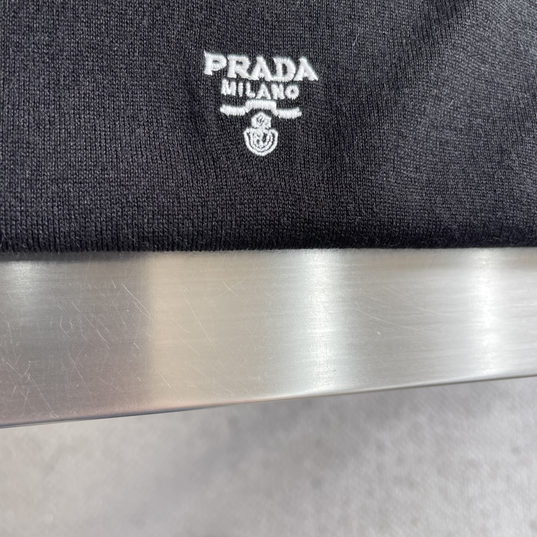 -PRAD 经典LOGO刺绣羊毛圆领短袖60支拉菲尔55%羊毛采用德国（STOLL）16针进口织机进口刺