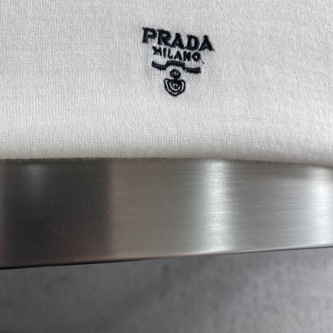 -PRAD 经典LOGO刺绣羊毛圆领短袖60支拉菲尔55%羊毛采用德国（STOLL）16针进口织机进口刺