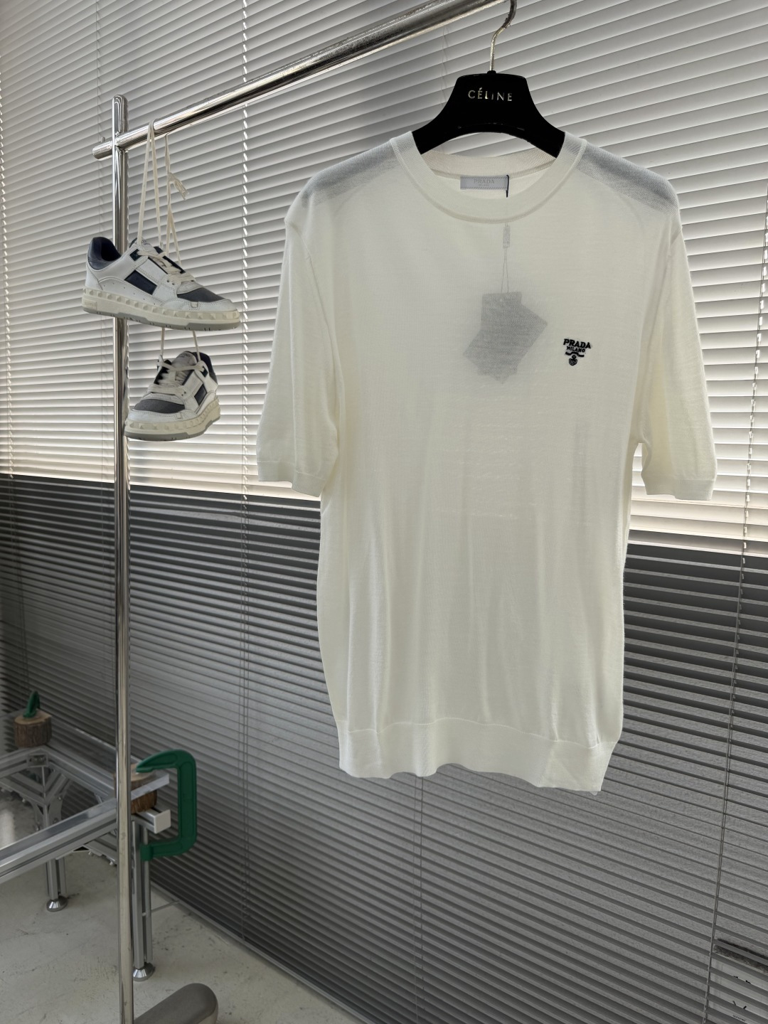 NO:743343,The highest version of the girl on the market will inspect the goods, trim the three marks on the threads, and deliver the goods. You can send pictures and take videos. If you want quality and service, please add me on WeChat. We will not accept urgent orders.  Imported embroidery, wool enzyme washing, customized 11 trademarks, hand washing recommended (this product is made of wool and is not easy to machine wash), size 46 48 50 52, size, length, chest, shoulder width, 46 66 10442.5 48 68 108 44 50 70 11245.5 52 72 116  47,Prada-clothing,prada,prada,T-shirt,19860909市面最高版本小妹验货、修剪线头上三标、发货可发图及拍视频,要品质要服务的加我微信,不接急单. -市面最高版本小妹验货、修剪线头上三标、发货可发图及拍视频,要品质要服务的加我微信,不接急单.PRAD 经典LOGO刺绣羊毛圆领短袖 60支拉菲尔55羊毛 采用德国（STOLL）16针进口织机 进口刺绣 毛料酵洗定制11商标 建议手洗（本产品为毛料织造而成不易机洗） 码数46 48 50 52 尺码衣长胸围肩宽 46 66 10442.5 48 68 108 44 50 70 11245.5  52 72 116 47,普拉达-服装,prada,prada,T-shirt,,Women's clothing