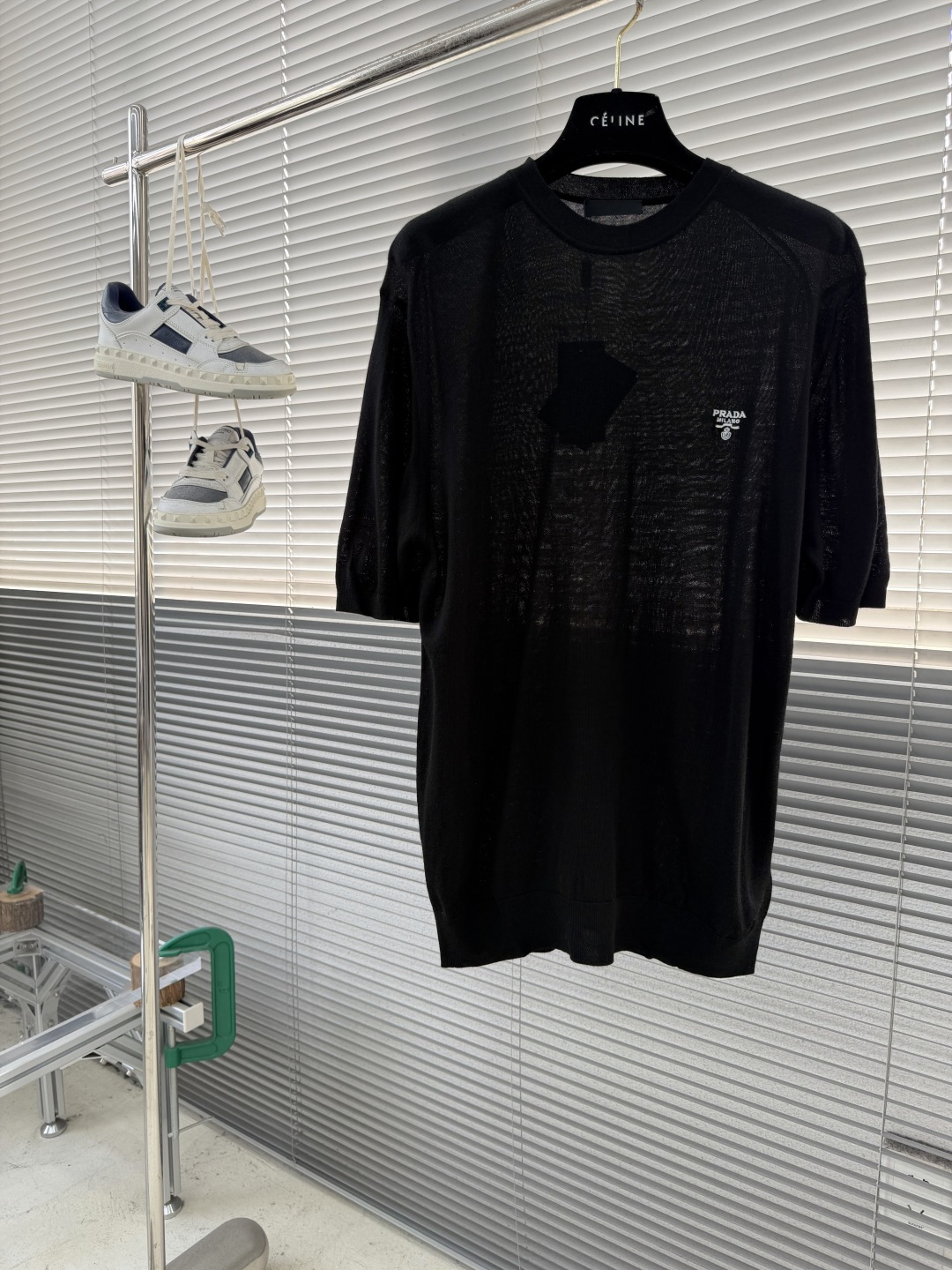 NO:743368,The highest version of the girl on the market will inspect the goods, trim the three marks on the threads, and deliver the goods. You can send pictures and take videos. If you want quality and service, please add me on WeChat. We will not accept urgent orders.  Imported embroidery, wool enzyme washing, customized 11 trademarks, hand washing recommended (this product is made of wool and is not easy to machine wash), size 46 48 50 52, size, length, chest, shoulder width, 46 66 10442.5 48 68 108 44 50 70 11245.5 52 72 116  47,Prada-clothing,prada,prada,T-shirt,19860909市面最高版本小妹验货、修剪线头上三标、发货可发图及拍视频,要品质要服务的加我微信,不接急单. -市面最高版本小妹验货、修剪线头上三标、发货可发图及拍视频,要品质要服务的加我微信,不接急单.PRAD 经典LOGO刺绣羊毛圆领短袖 60支拉菲尔55羊毛 采用德国（STOLL）16针进口织机 进口刺绣 毛料酵洗定制11商标 建议手洗（本产品为毛料织造而成不易机洗） 码数46 48 50 52 尺码衣长胸围肩宽 46 66 10442.5 48 68 108 44 50 70 11245.5  52 72 116 47,普拉达-服装,prada,prada,T-shirt,,Women's clothing