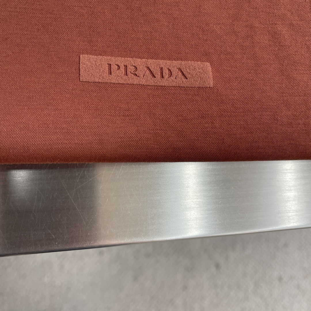 -PRAD 2026新款短袖 潮棉平纹面料，210克重，100%纯棉，手感挺括有型，穿着亲肤舒适。 前幅