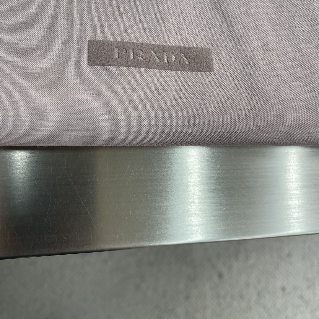 -PRAD 2026新款短袖 潮棉平纹面料，210克重，100%纯棉，手感挺括有型，穿着亲肤舒适。 前幅