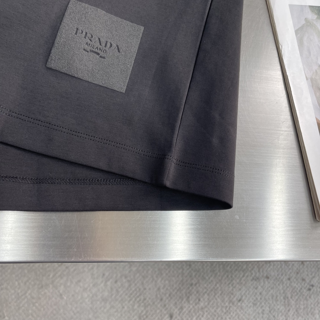 -PRAD 2026新款短袖 潮棉平纹面料，210克重，100%纯棉，手感挺括有型，穿着亲肤舒适。 前幅