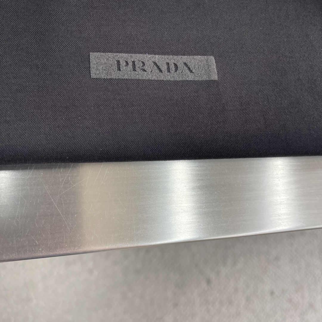-PRAD 2026新款短袖 潮棉平纹面料，210克重，100%纯棉，手感挺括有型，穿着亲肤舒适。 前幅