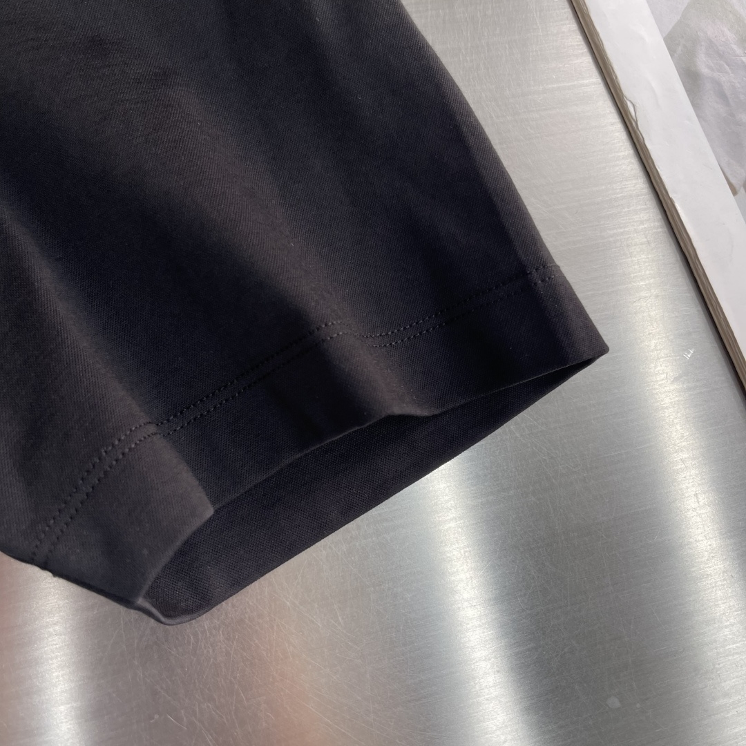 -PRAD 2026新款短袖 潮棉平纹面料，210克重，100%纯棉，手感挺括有型，穿着亲肤舒适。 前幅