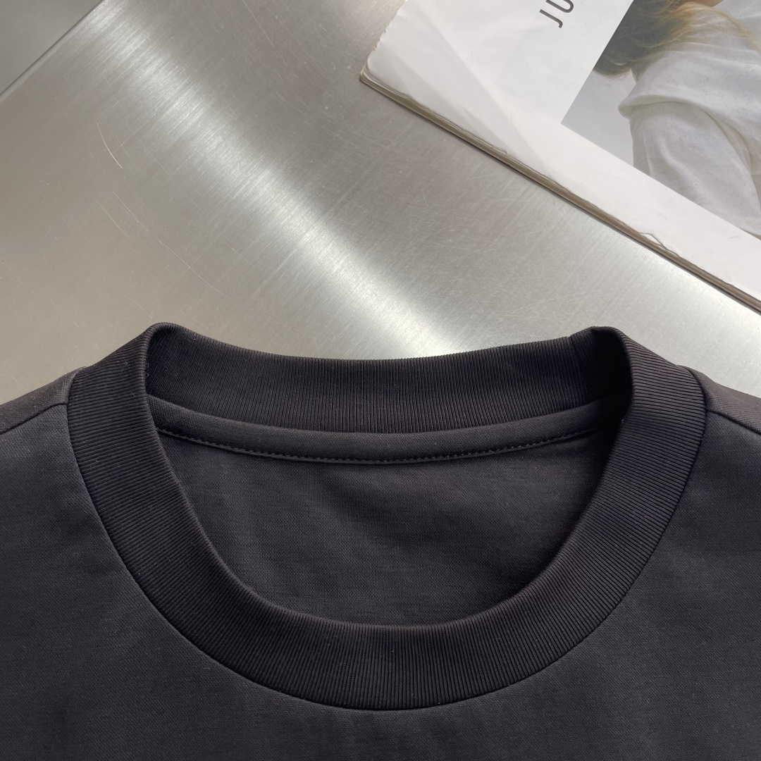 -PRAD 2026新款短袖 潮棉平纹面料，210克重，100%纯棉，手感挺括有型，穿着亲肤舒适。 前幅