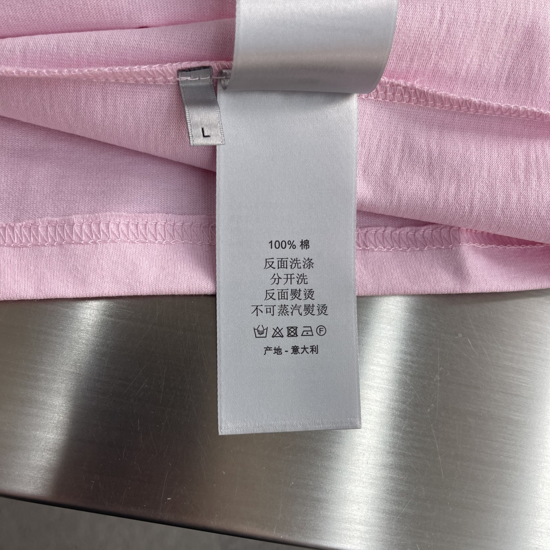 -Dio 2026春夏新品，100％全棉300g面料，柔软亲肤，挺阔有垂坠感。四线密边做工精细，前幅绣花
