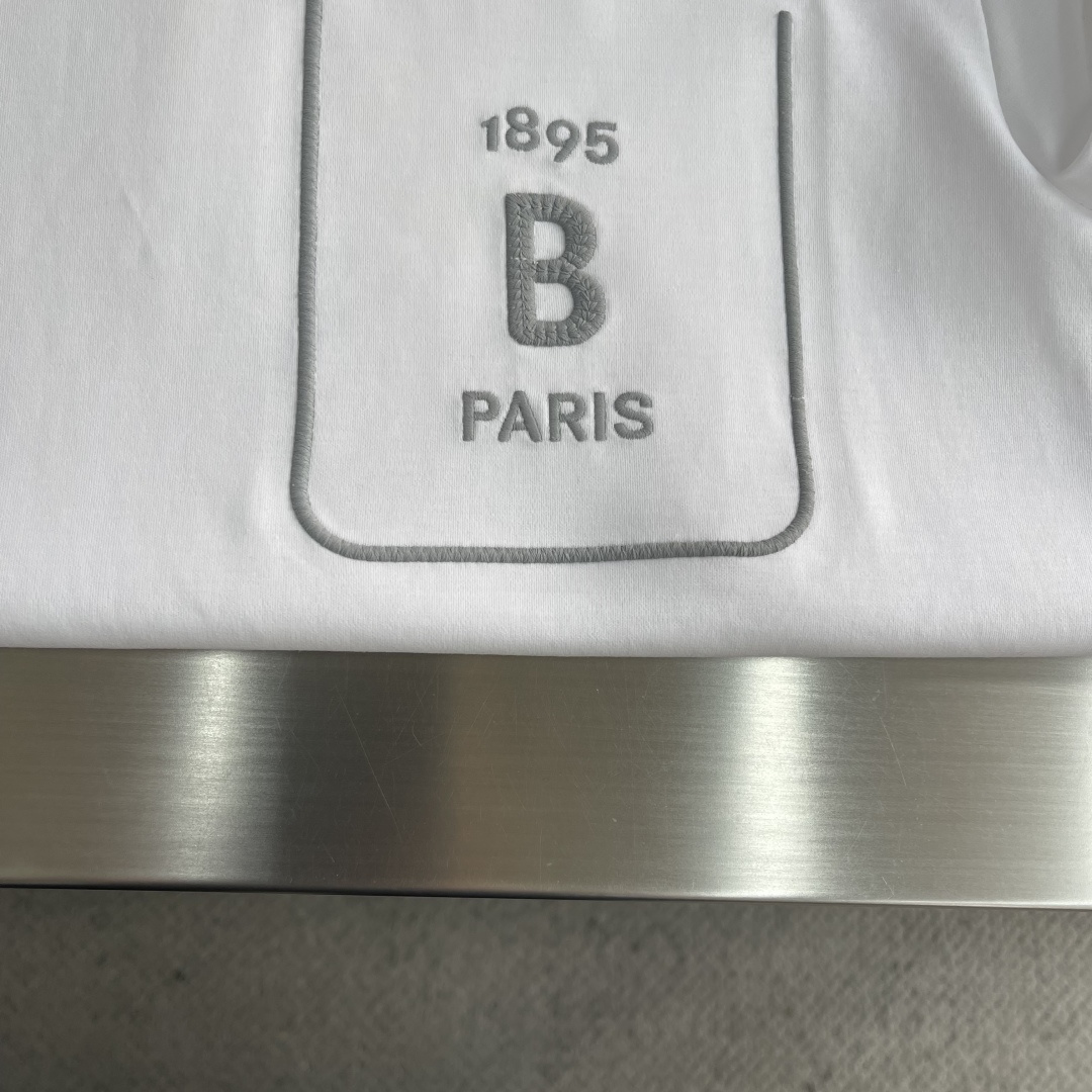 -BERLUT* 26春夏新款T恤这款短袖采用了双面液氨棉面料，处理后纤维更顺滑，手感软糯细腻，贴身穿无