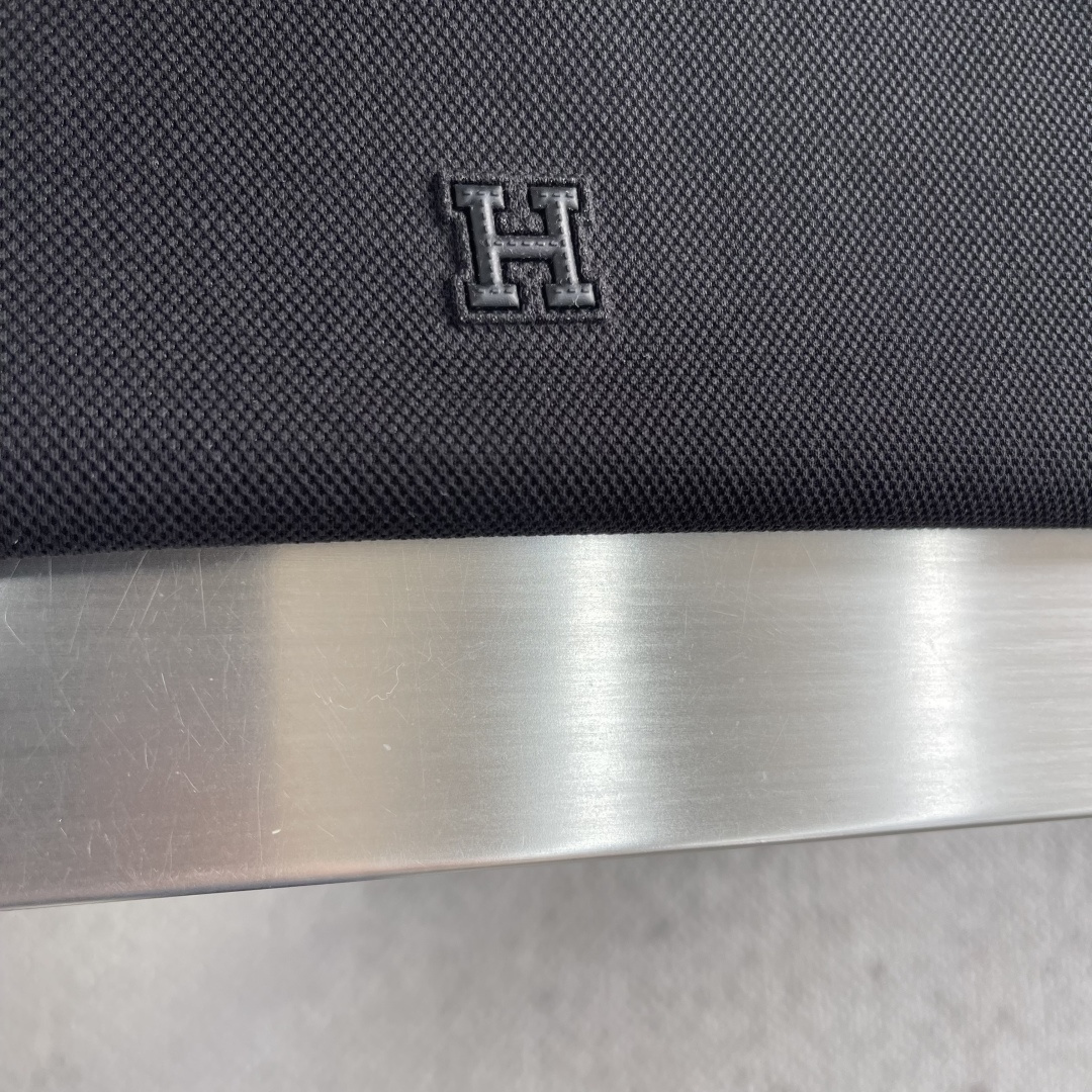 -HERME 26春夏新品，立体珠地网眼肌理，透气不闷汗，触感软糯有筋骨，胸口小巧金属徽标点缀，提升品牌
