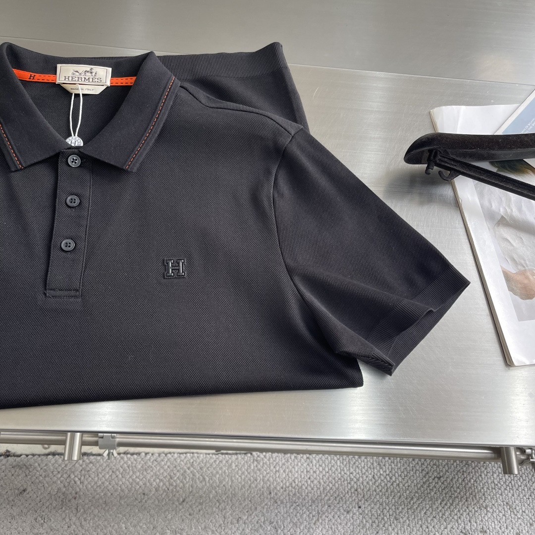 -HERME 26春夏新品，立体珠地网眼肌理，透气不闷汗，触感软糯有筋骨，胸口小巧金属徽标点缀，提升品牌