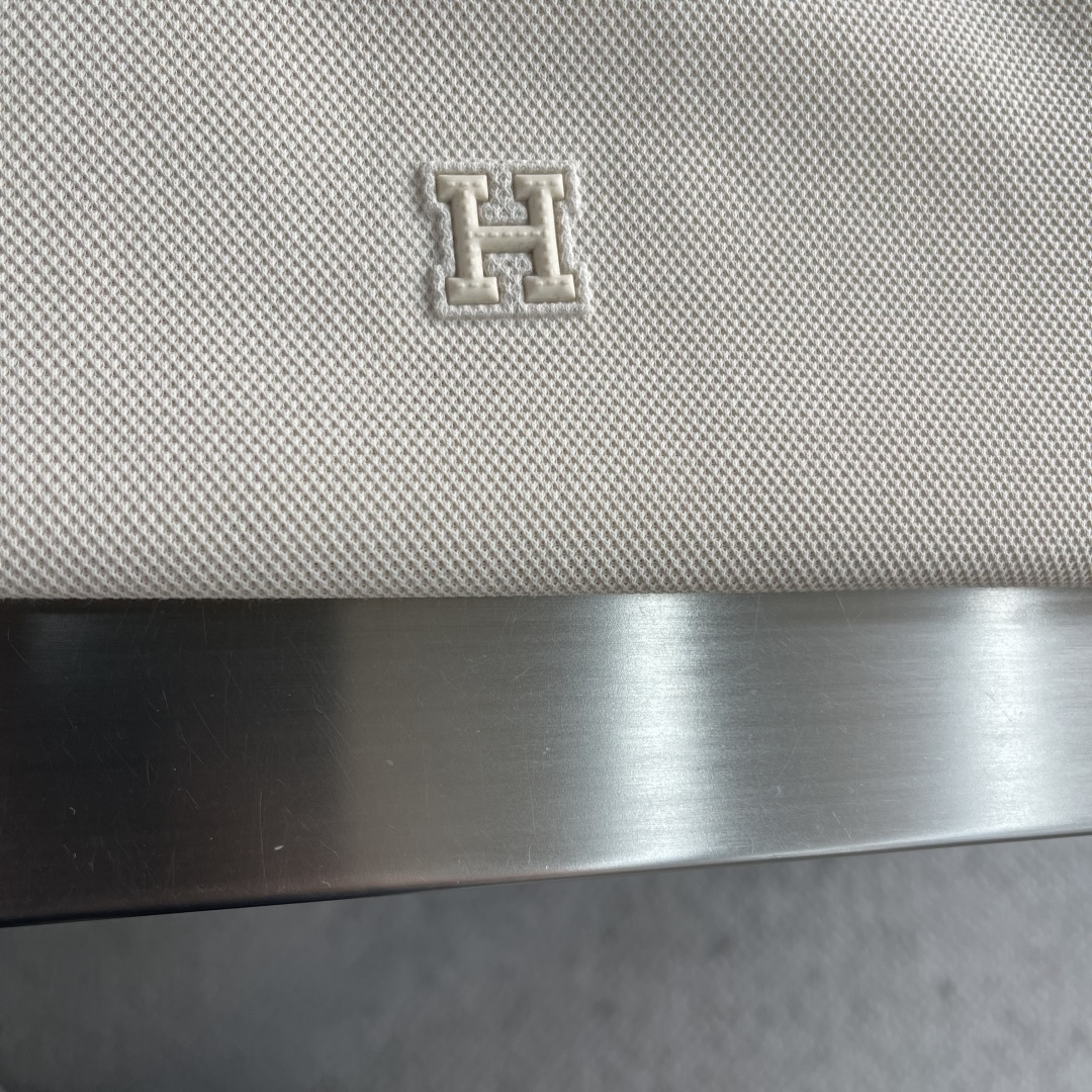 -HERME 26春夏新品，立体珠地网眼肌理，透气不闷汗，触感软糯有筋骨，胸口小巧金属徽标点缀，提升品牌