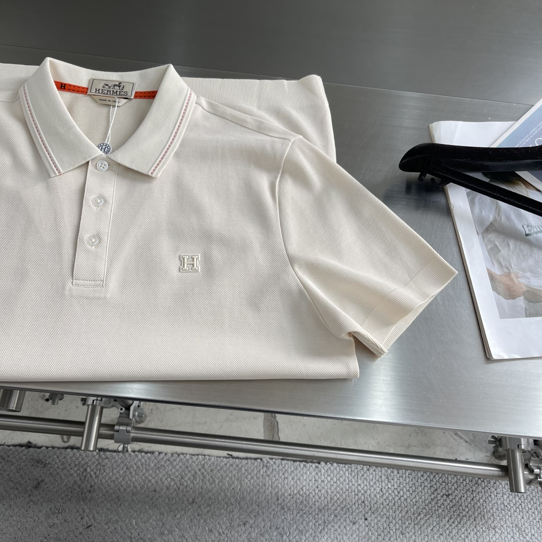 -HERME 26春夏新品，立体珠地网眼肌理，透气不闷汗，触感软糯有筋骨，胸口小巧金属徽标点缀，提升品牌