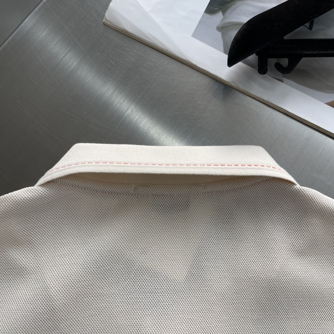 -HERME 26春夏新品，立体珠地网眼肌理，透气不闷汗，触感软糯有筋骨，胸口小巧金属徽标点缀，提升品牌
