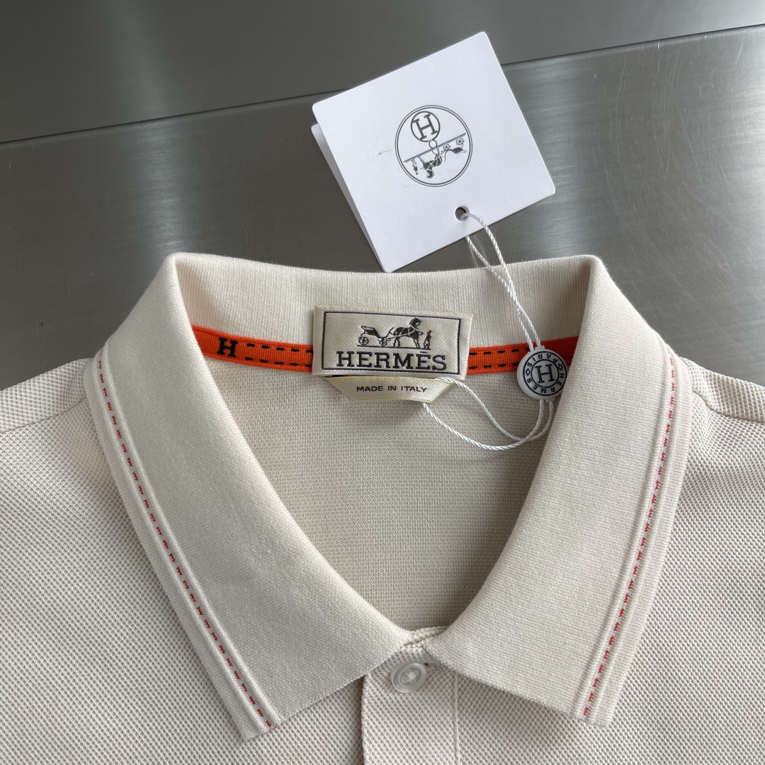 -HERME 26春夏新品，立体珠地网眼肌理，透气不闷汗，触感软糯有筋骨，胸口小巧金属徽标点缀，提升品牌