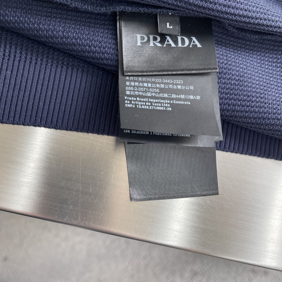 -PRAD 26春夏新品，采用定制华夫格针织工艺，纹理立体饱满，透气孔道，夏日高阶穿搭；面料软糯亲肤，久