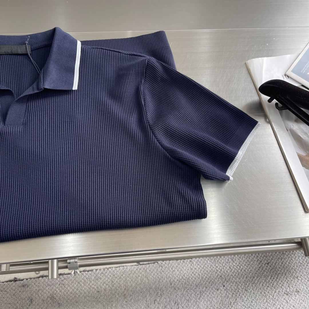 -PRAD 26春夏新品，采用定制华夫格针织工艺，纹理立体饱满，透气孔道，夏日高阶穿搭；面料软糯亲肤，久