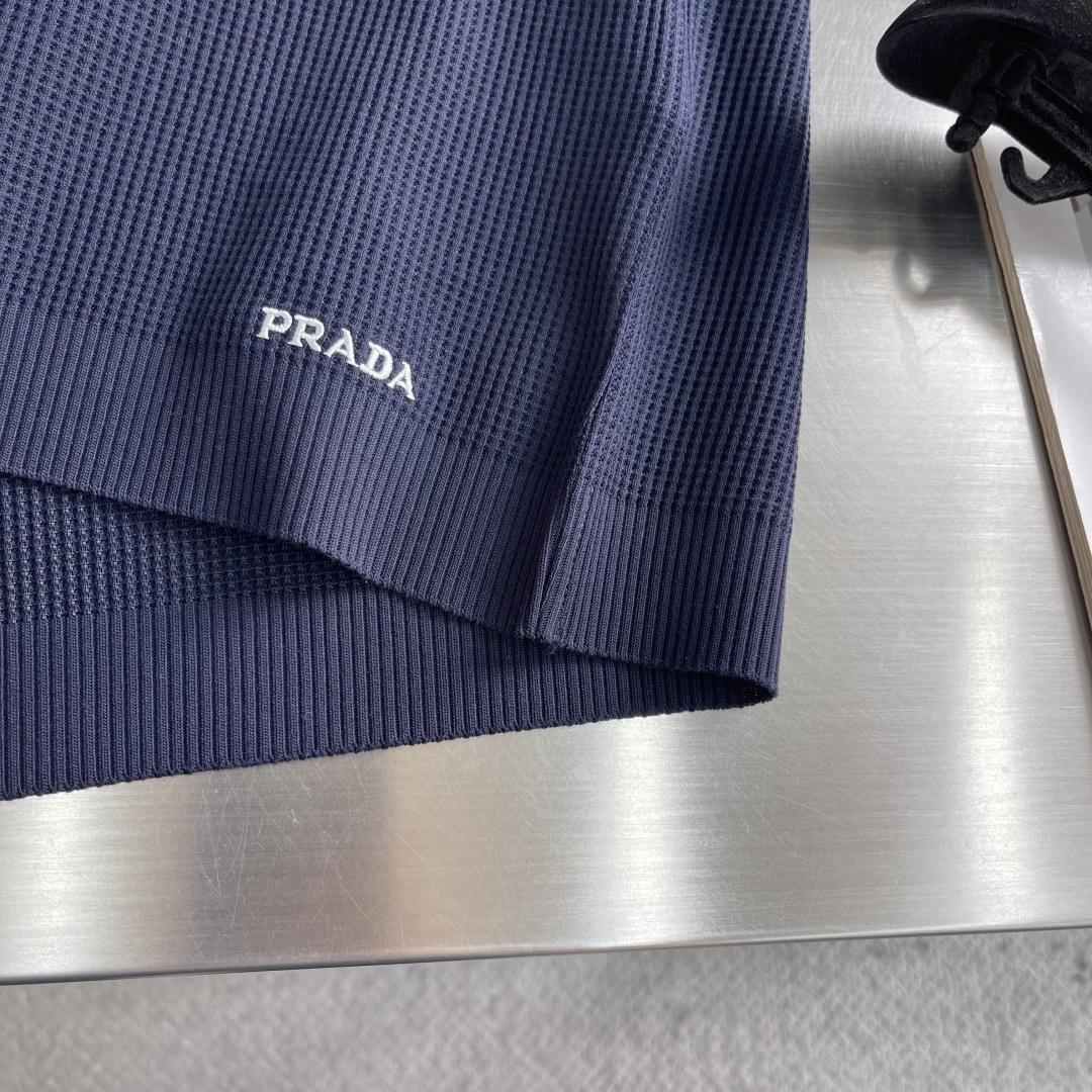 -PRAD 26春夏新品，采用定制华夫格针织工艺，纹理立体饱满，透气孔道，夏日高阶穿搭；面料软糯亲肤，久