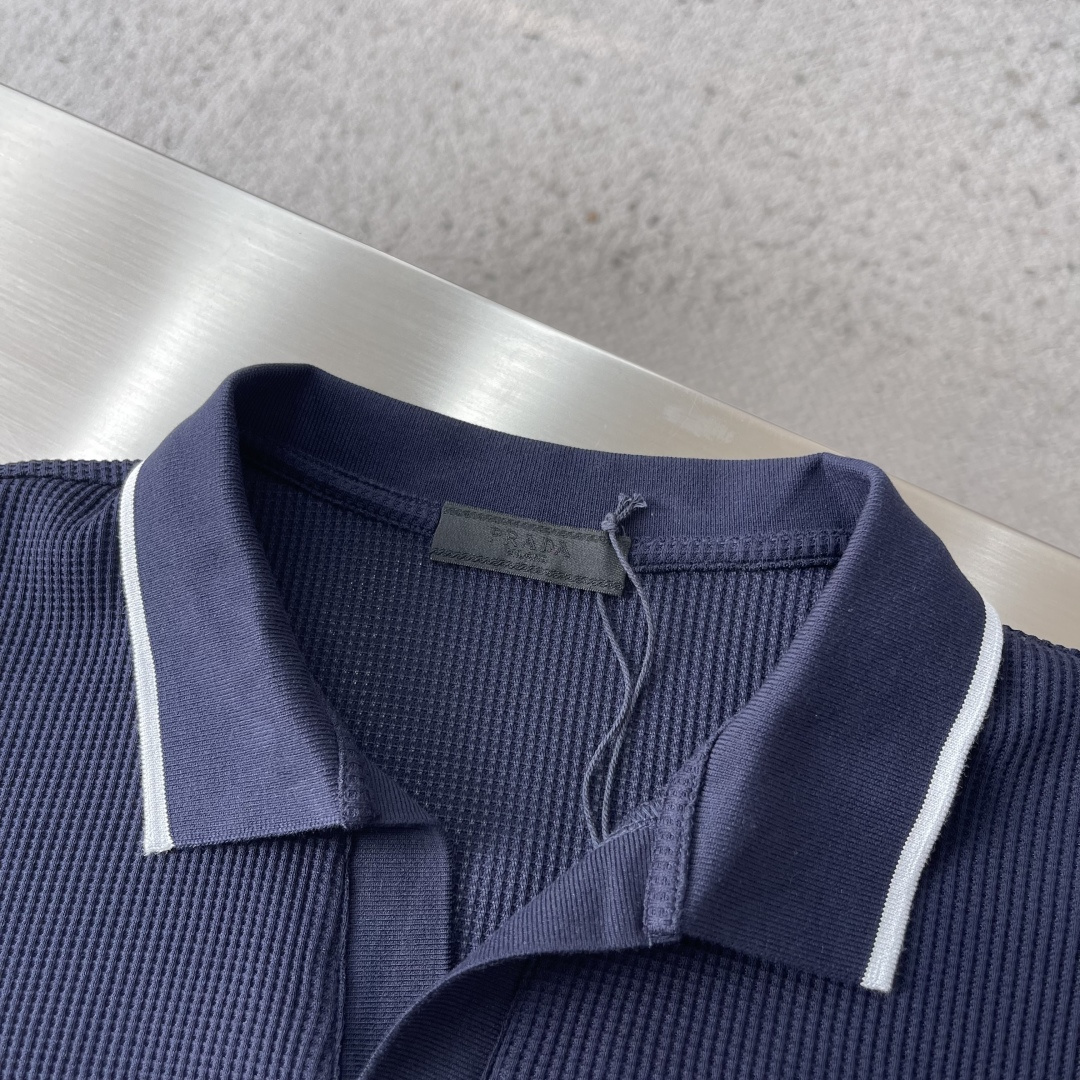 -PRAD 26春夏新品，采用定制华夫格针织工艺，纹理立体饱满，透气孔道，夏日高阶穿搭；面料软糯亲肤，久