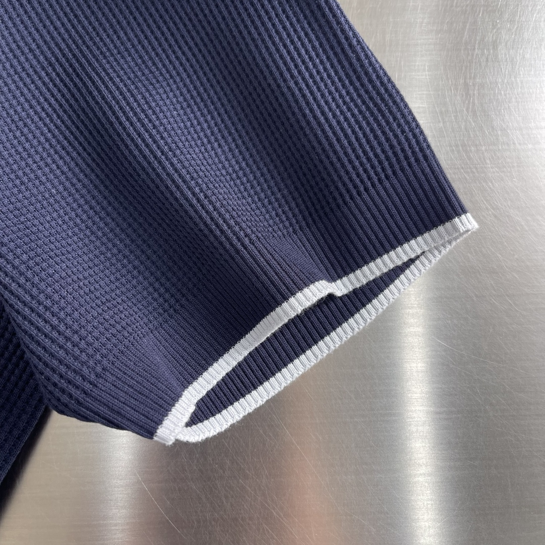 -PRAD 26春夏新品，采用定制华夫格针织工艺，纹理立体饱满，透气孔道，夏日高阶穿搭；面料软糯亲肤，久