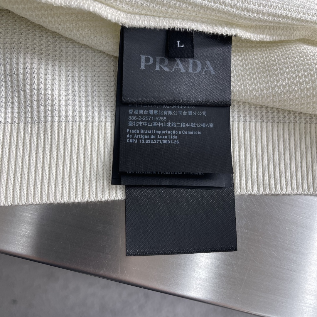 -PRAD 26春夏新品，采用定制华夫格针织工艺，纹理立体饱满，透气孔道，夏日高阶穿搭；面料软糯亲肤，久