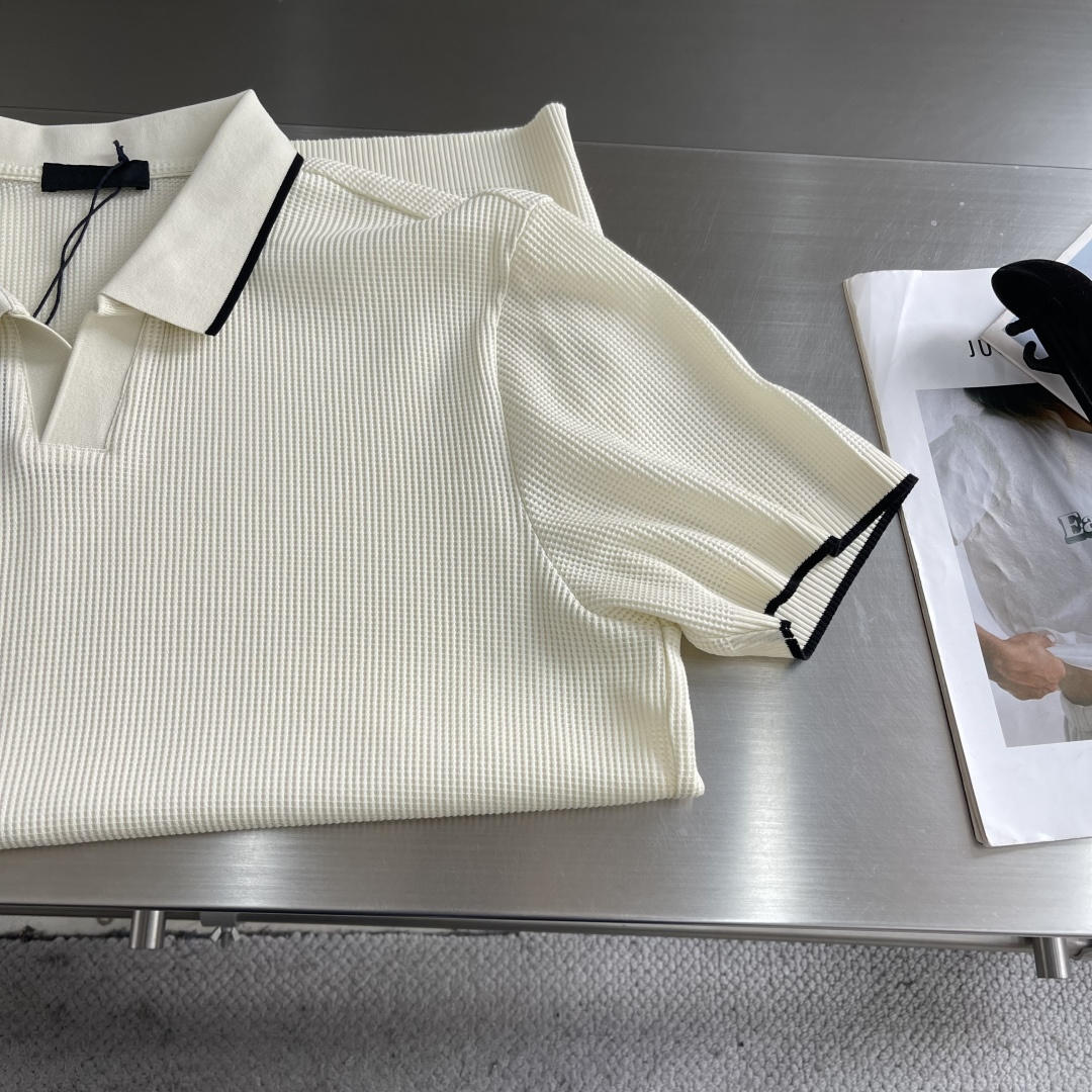 -PRAD 26春夏新品，采用定制华夫格针织工艺，纹理立体饱满，透气孔道，夏日高阶穿搭；面料软糯亲肤，久
