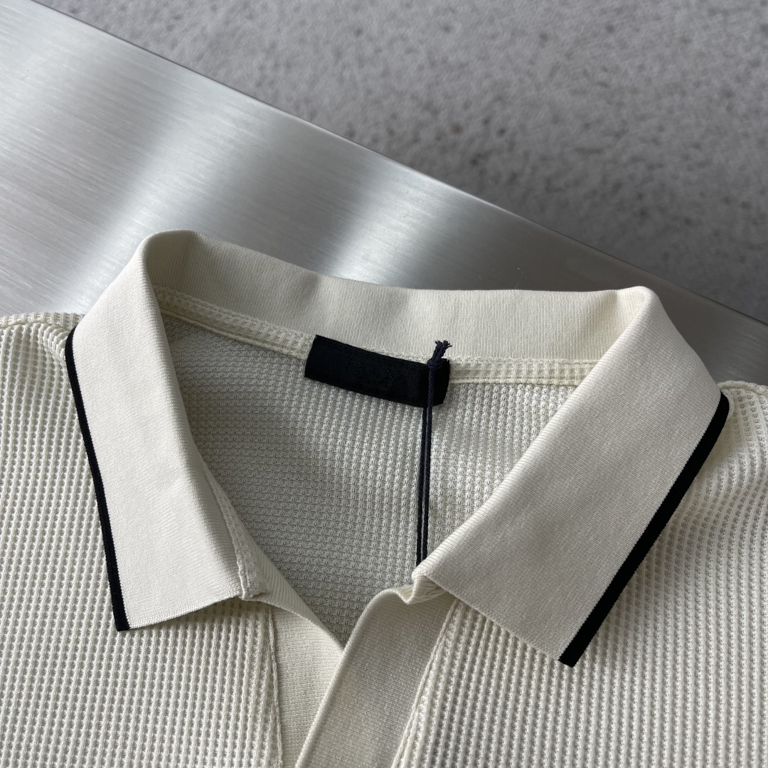 -PRAD 26春夏新品，采用定制华夫格针织工艺，纹理立体饱满，透气孔道，夏日高阶穿搭；面料软糯亲肤，久