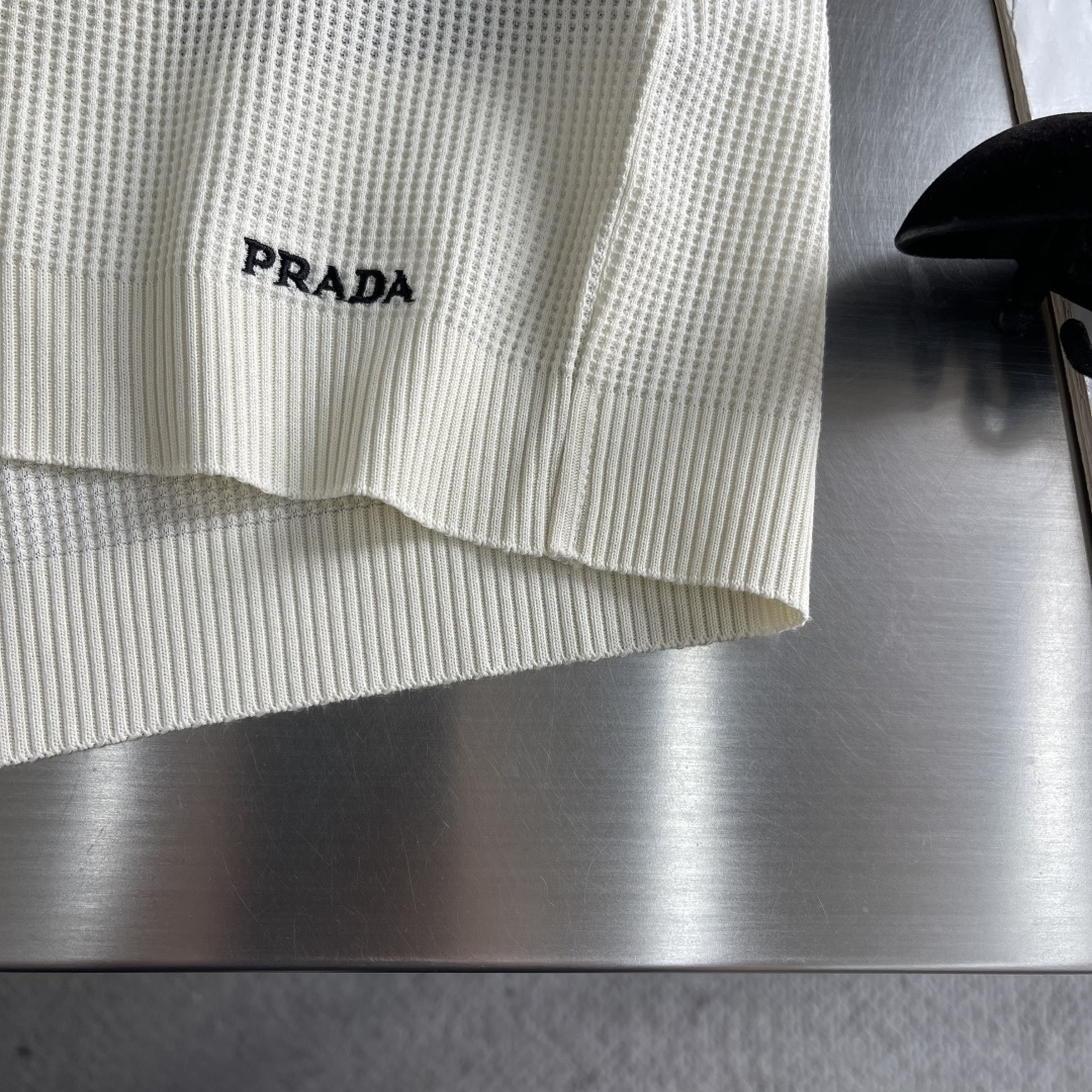-PRAD 26春夏新品，采用定制华夫格针织工艺，纹理立体饱满，透气孔道，夏日高阶穿搭；面料软糯亲肤，久
