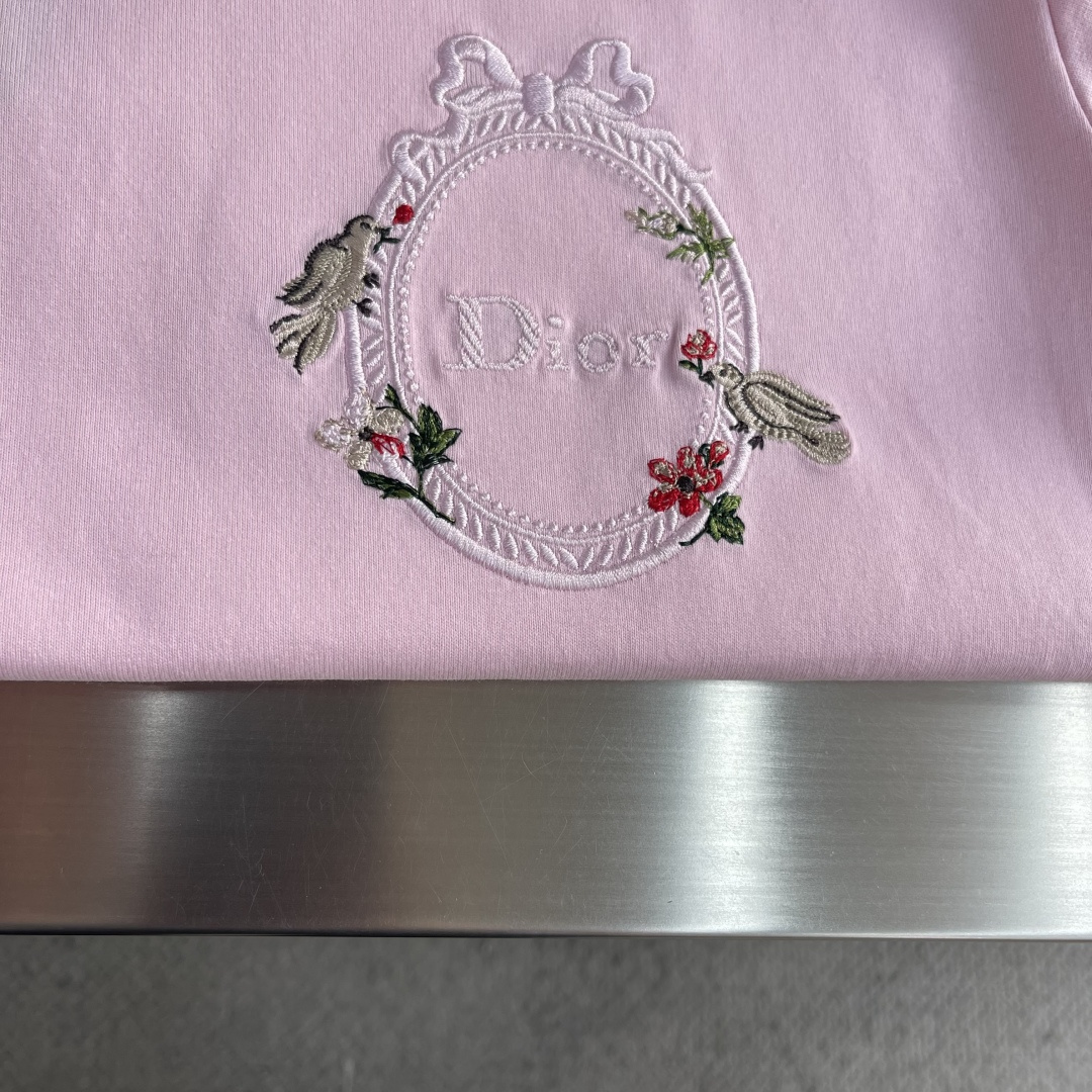-Dio 2026春夏新品，100％全棉300g面料，柔软亲肤，挺阔有垂坠感。四线密边做工精细，前幅绣花