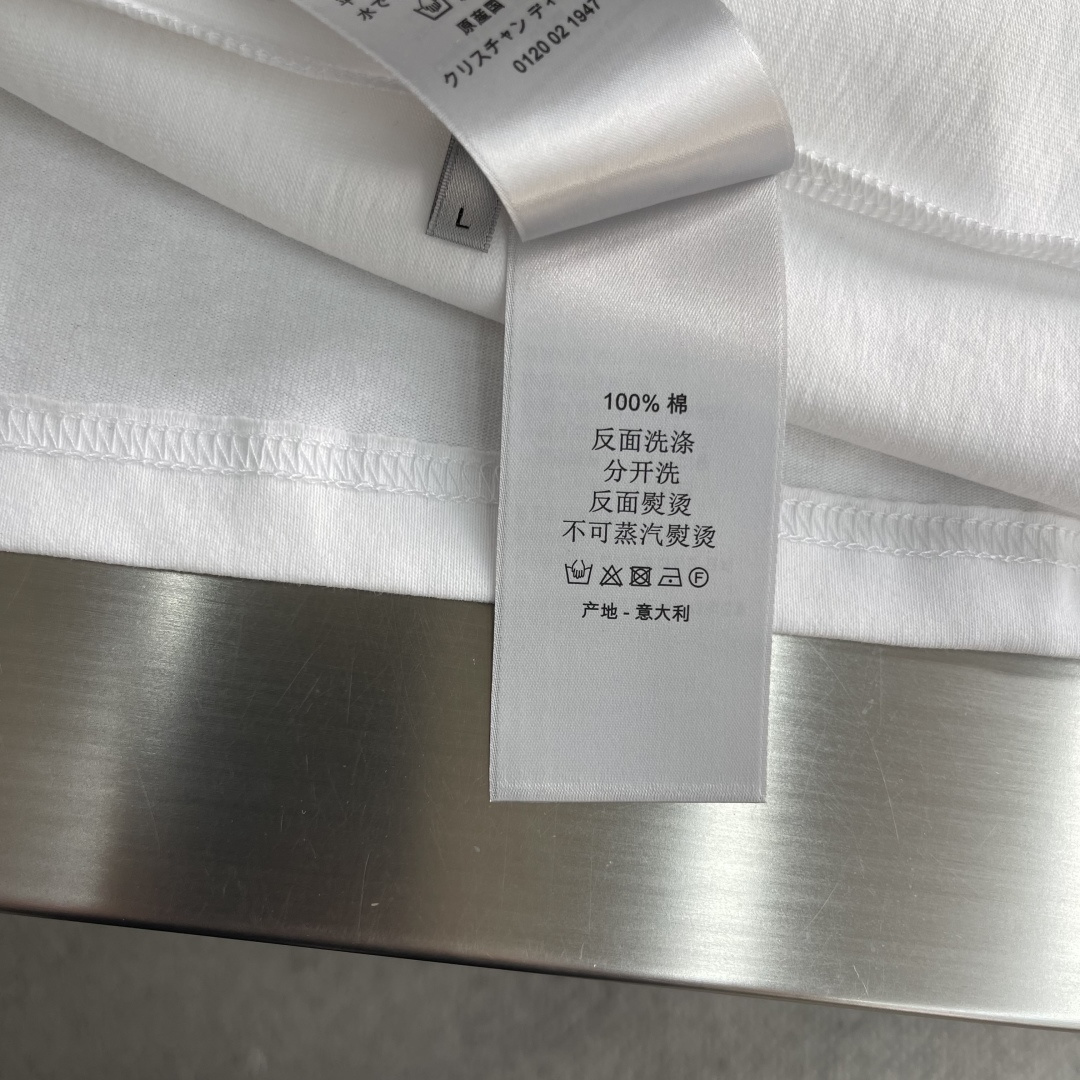 -Dio 2026春夏新品，100％全棉300g面料，柔软亲肤，挺阔有垂坠感。四线密边做工精细，前幅绣花