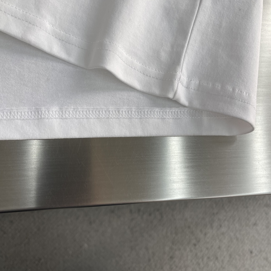 -Dio 2026春夏新品，100％全棉300g面料，柔软亲肤，挺阔有垂坠感。四线密边做工精细，前幅绣花