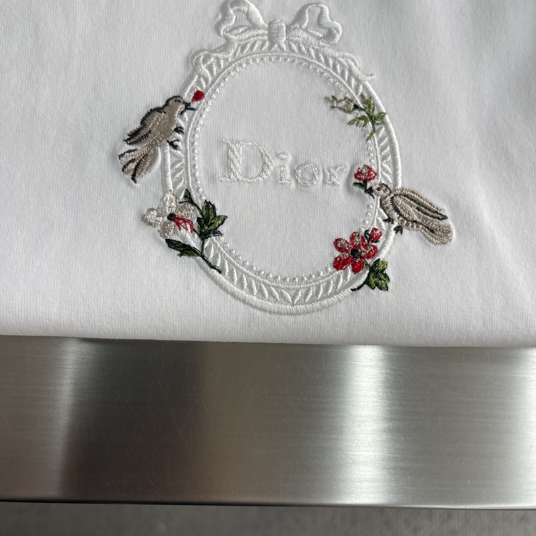 -Dio 2026春夏新品，100％全棉300g面料，柔软亲肤，挺阔有垂坠感。四线密边做工精细，前幅绣花